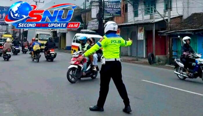 Polsek Kadungora Siaga di Titik Rawan Macet, Polisi Turun Langsung Atur Arus Lalu Lintas